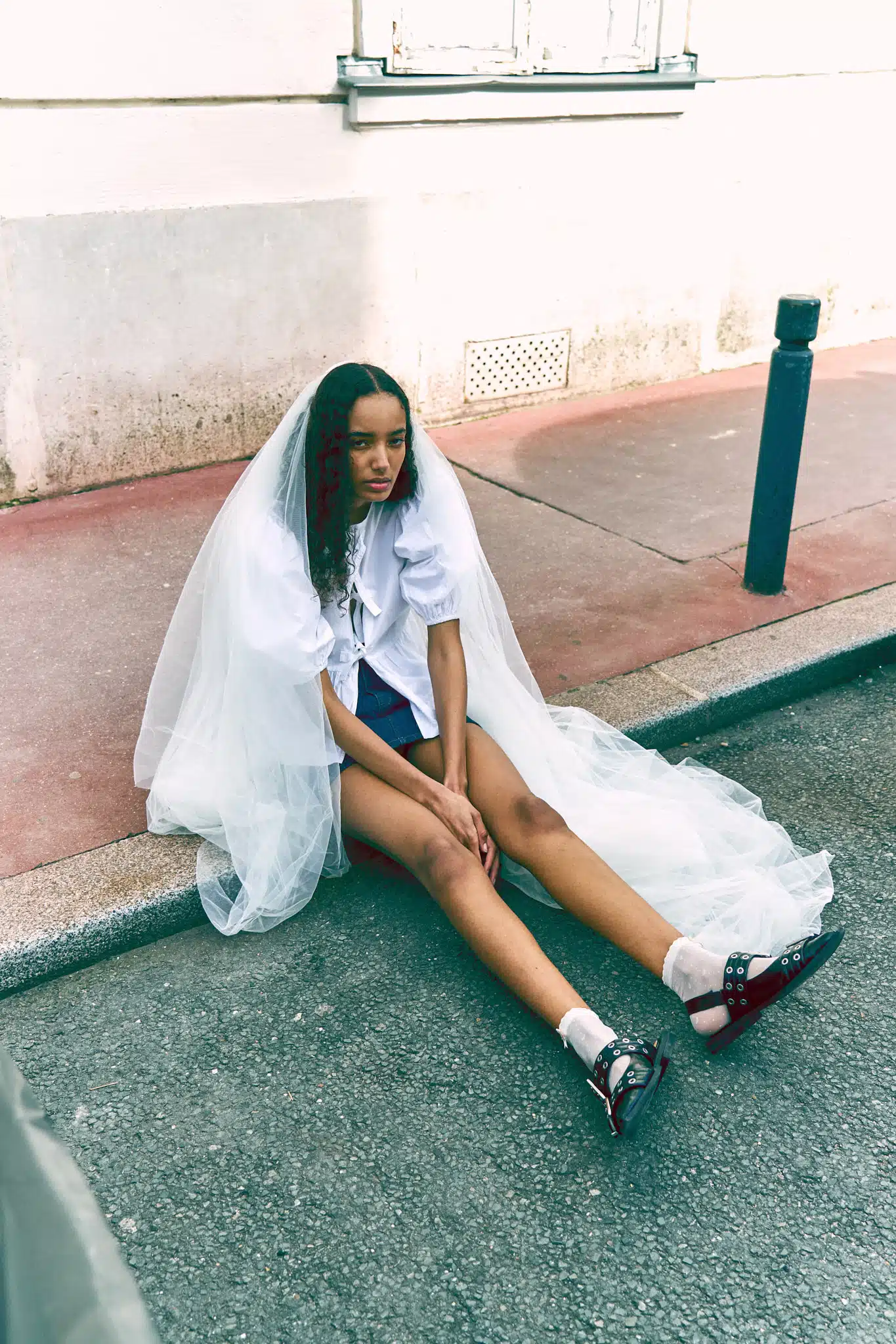 Modèle femme posant en extérieur pour un book photo à Paris